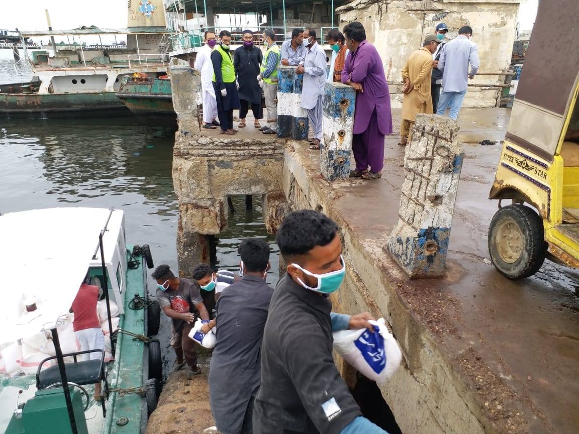AlkhidmatOrg's tweet photo. ہر دم ہر وقت تیار ۔۔۔۔۔ الخدمت کے رضا کار 

الخدمت فاونڈیشن پاکستان کے رضاکارلاک ڈاون سے متاثرہ بندرگاہ سے متصل بابا بھٹ آئی لینڈ منوڑا میں ماہی گیر خاندانوں کے گھروں پر راشن پنہچانے میں مصروف عمل
#coronalockdown #coronavirus #VolunteersHazirHain https://t.co/wd24iAeCLy