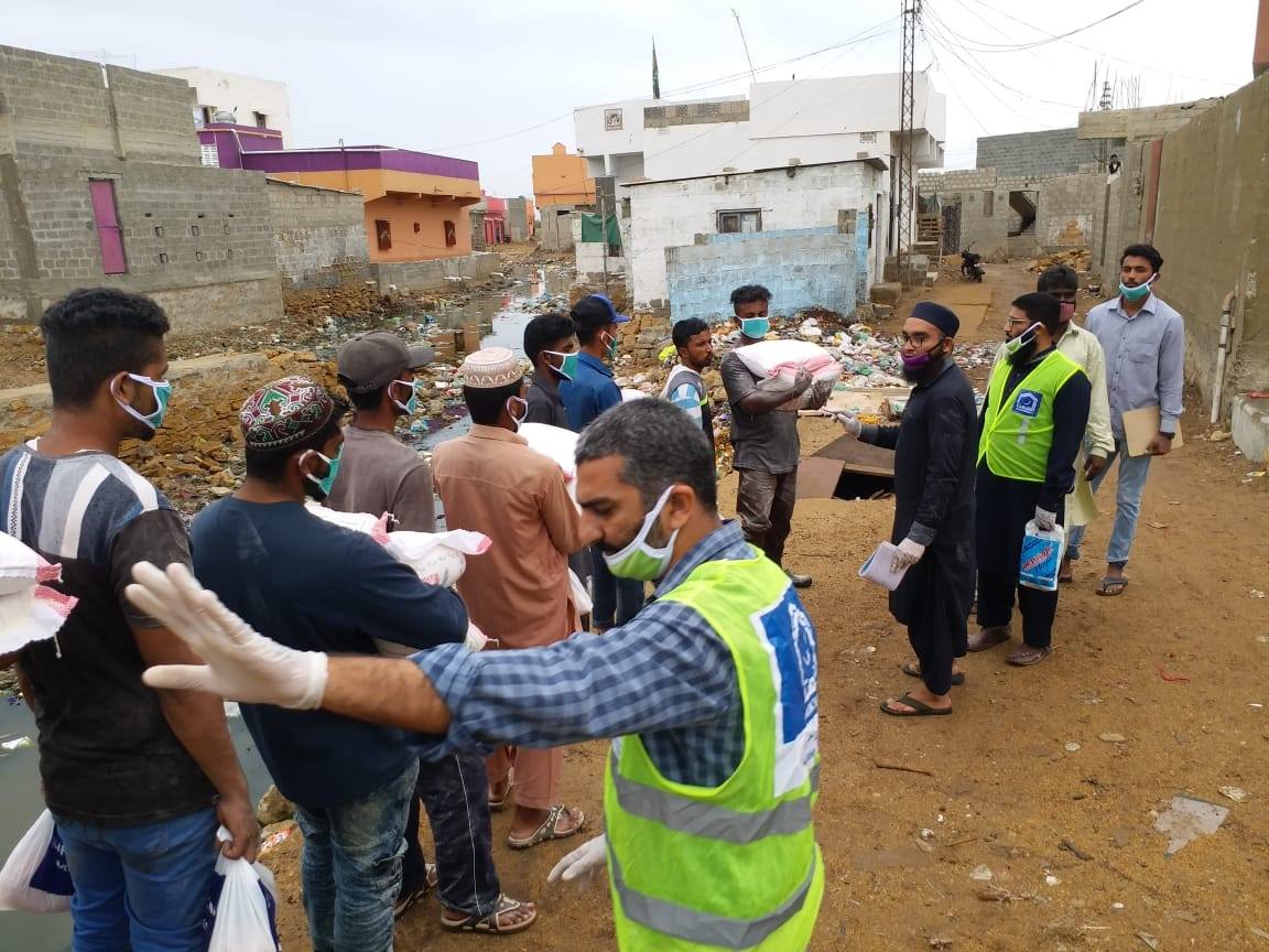AlkhidmatOrg's tweet photo. ہر دم ہر وقت تیار ۔۔۔۔۔ الخدمت کے رضا کار 

الخدمت فاونڈیشن پاکستان کے رضاکارلاک ڈاون سے متاثرہ بندرگاہ سے متصل بابا بھٹ آئی لینڈ منوڑا میں ماہی گیر خاندانوں کے گھروں پر راشن پنہچانے میں مصروف عمل
#coronalockdown #coronavirus #VolunteersHazirHain https://t.co/wd24iAeCLy