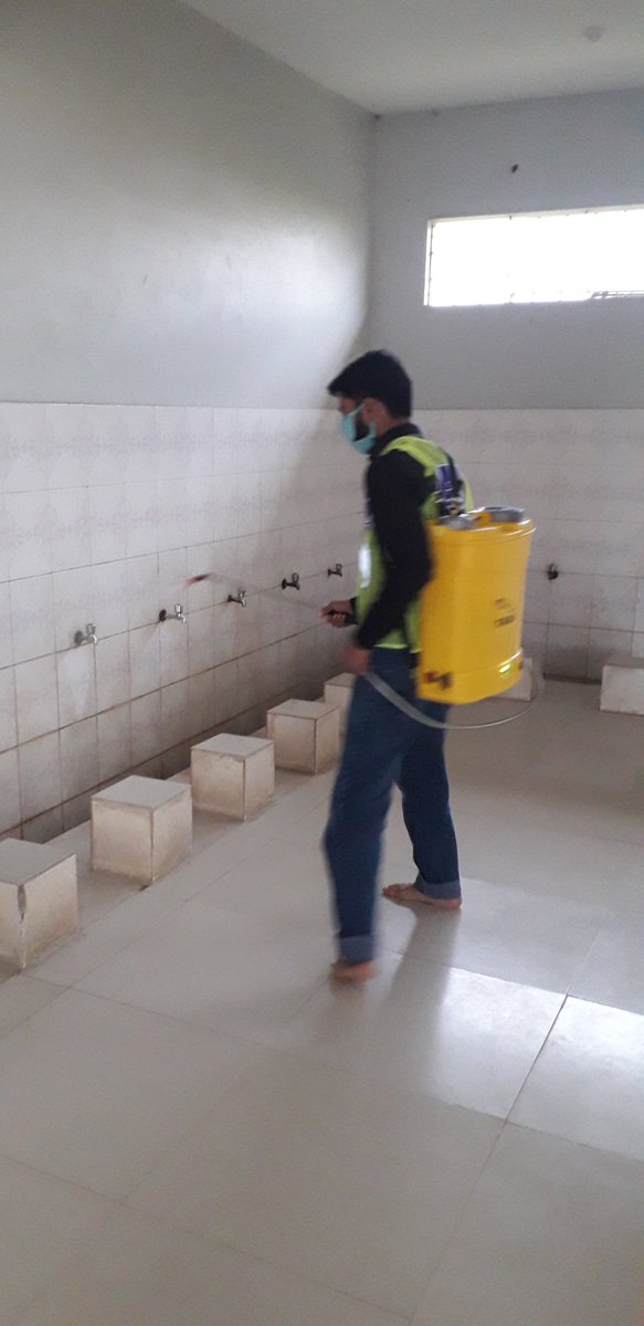 AsadRashid08's tweet photo. This is our nearby masjid! We volunteered ourself for this cleaning activity. Thank you JI and Alkhidmat for providing resources. 👌👍
#IVolunteerForJI https://t.co/4Ft598tGDI