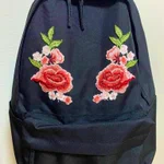 無印のリュックに素敵な刺繍・2時間かけて頑張って作ったそうです!