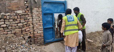 Haris_RKn's tweet photo. Workers of Jamaat e Islami along with the AlKhidmat foundation providing food, for those in need, in the remote areas of Thar Desert.
#IVolunteerForJI https://t.co/xIFguSwi0z