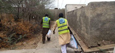 Haris_RKn's tweet photo. Workers of Jamaat e Islami along with the AlKhidmat foundation providing food, for those in need, in the remote areas of Thar Desert.
#IVolunteerForJI https://t.co/xIFguSwi0z