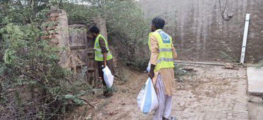 Haris_RKn's tweet photo. Workers of Jamaat e Islami along with the AlKhidmat foundation providing food, for those in need, in the remote areas of Thar Desert.
#IVolunteerForJI https://t.co/xIFguSwi0z