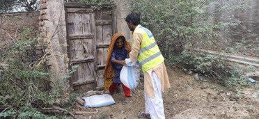 Haris_RKn's tweet photo. Workers of Jamaat e Islami along with the AlKhidmat foundation providing food, for those in need, in the remote areas of Thar Desert.
#IVolunteerForJI https://t.co/xIFguSwi0z