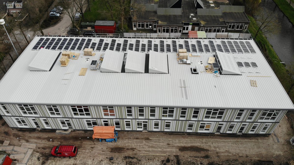 Deze week zijn 300 zonnepanelen op IKC Berkelwijk gelegd, de zonnepanelen zorgen er voor dat deze school de eerste Energieneutrale school van Leusden is.