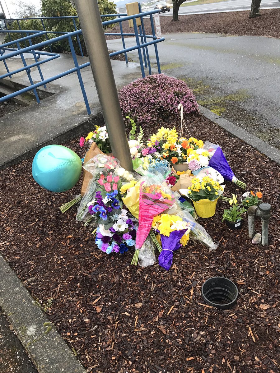 wspd5pio's tweet photo. Chehalis - Flag has been lowered to half staff to honor Trooper Schaffer. A community memorial has began to grow at the base. Thank to all that for the thoughts, prayers, &amp; gifts. #Overwhelming https://t.co/AsnCcd09Fq