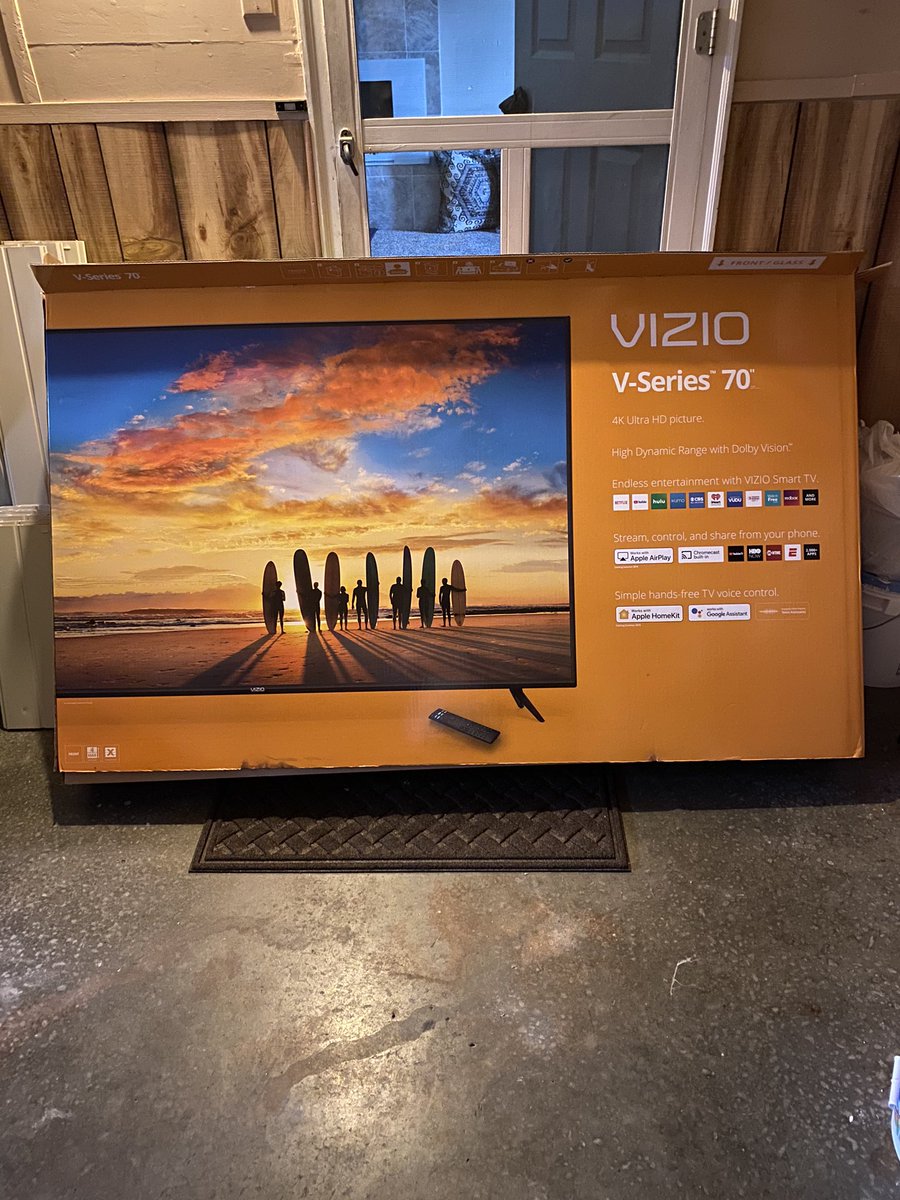 ItsaMovement5's tweet photo. Had to upgrade my bedroom #70inch https://t.co/Cqi5Pkwdzi