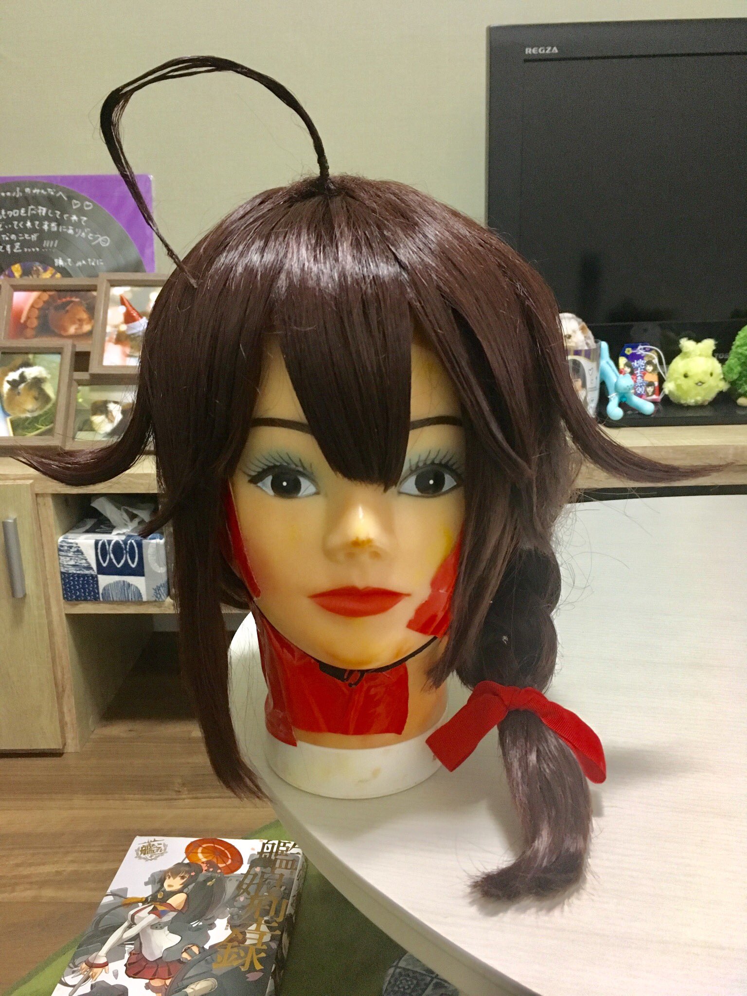 せん スプレー使ってるけどウィッグ上手く固まらない ってレイヤーさん とりあえずケープ大量にぶっかけて乾く前にドライヤー 温風 ガーッって当ててみてくれ 驚くほど固まるから 画像のウィッグ 全部オールケープだけど適当に潰して収納してても崩れ