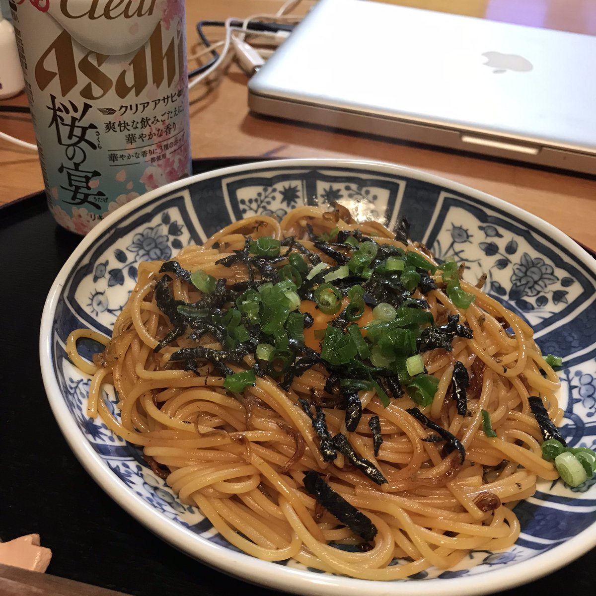 あきたけだ 二晩続けてパスタの夜 冷凍ブロッコリーとアミエビって言うとエビっぽいけどお前オキアミだからなでも安くて栄養あって美味しいよね小麦粉頑張って炒めたクリームパスタと 結果的に焦がしにんにく醤油味になったお箸で食べたよおじゃこパスタ