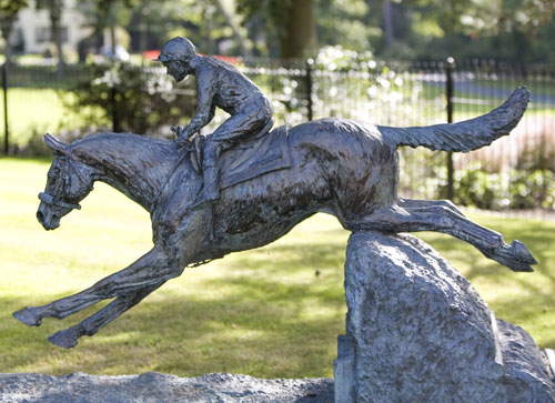 Did you know…Red Rum is the only horse to win the Scottish Grand National and the Grand National in the same year – 1974!🏇And did you know this statue outside Western House Hotel is of Red Rum.