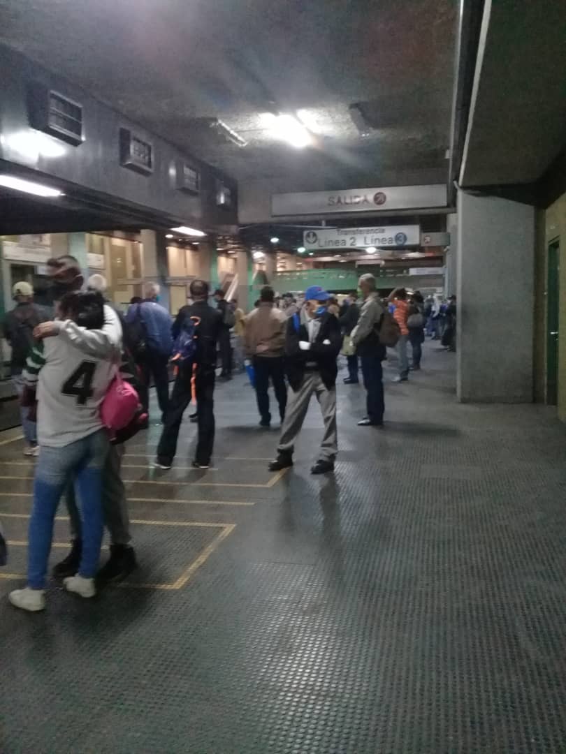 mariolsi's tweet photo. Así la estación plaza Venezuela en la mañana de hoy metro con retraso y muchas personas en el andén y que pasa con el control en las entradas de las estaciones desde temprano @metro_caracas @madeleintlSUR hoy desalojaron un tren en est. Sábana grande andén full de la personas. https://t.co/vZMWu1P55y