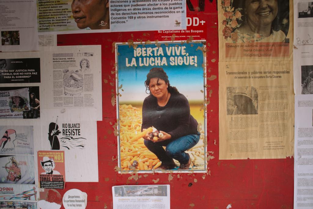 amnistiamexico's tweet photo. La #valiente defensora Berta Cáceres fundó @COPINHHONDURAS hace 27 años. Después de su asesinato en marzo de 2016, la organización continúa su legado luchando por justicia en su caso y por un futuro sostenible para todas/os. #4Berta https://t.co/6EkZvjd2Xx