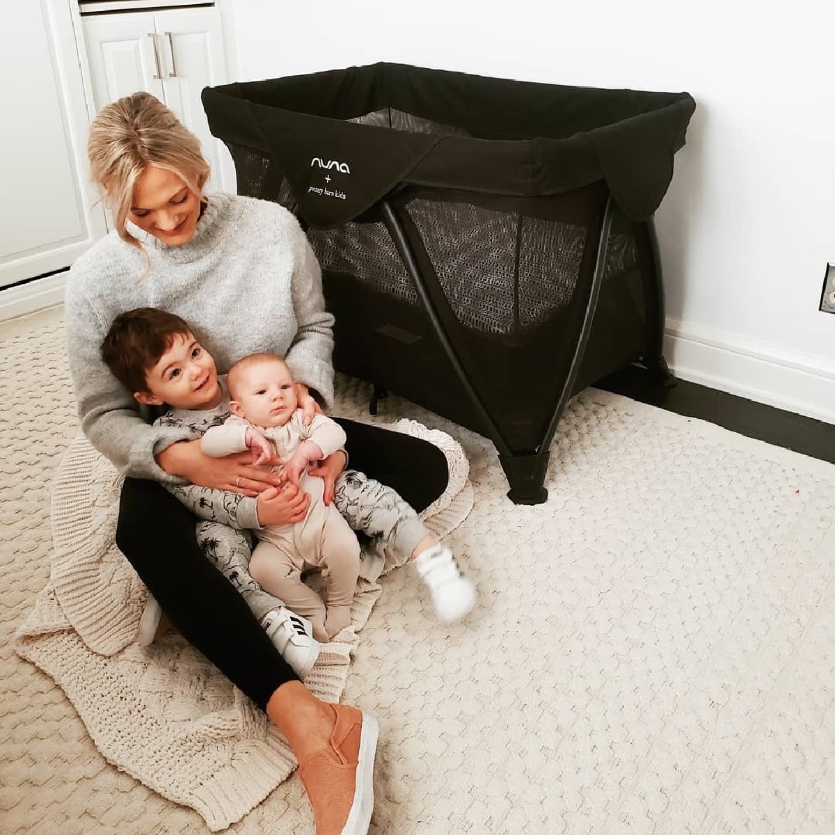 Nuna_USA's tweet photo. Home sweet home ❤️
📸: @champagneandmacaroons thank you for sharing this beautiful family moment 🥰
*SENA™ aire shown in Nuna + Pottery Barn Kids Broken Arrow Caviar fashion
#nuna #bassinet #playyard #crib #coolmoms #parentinghacks #motherhoodunplugged #motherhood #familylife https://t.co/CSouIMqvna