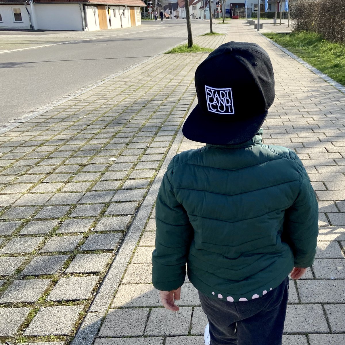 StadtLandCut's tweet photo. Spaziergang mit #StadtLandCut Gear!
Unsere #SnapBack in schwarz mit Logo sogar für unsere kleinsten Fans 🤩 🧢
Bleibt alle gesund!
#StadtLandCut #Stadtkarten #Metzingen
#SunnyDay #FamilyTime #QualityTime https://t.co/FprWKfMLdq