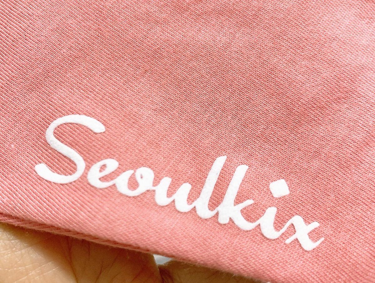 หน้ากากผ้า 2 ชั้น ซักได้ สามารถพับกระดาษทิชชู่รองเป็นฟิลเตอร์ไปก่อนได้ค่ะ 

หน้ากากจะไม่มีสกรีนใดๆ ทั้งนั้น 
ถ้าจะให้สกรีนชื่อเพิ่มเงิน 30 บาทต่อชิ้นค่ะ

จะมีทั้งหมด 5 สี ชมพู/ฟ้า/น้ำตาล/เหลือง/เขียว

ชิ้นละ 69-.  ค่าส่งบ้านละ 30-.

🔥 ซื้อ 5 ชิ้น ส่งฟรีค่ะ

line <a href="/seoulkix/">SeoulKix</a> 🙏🏻