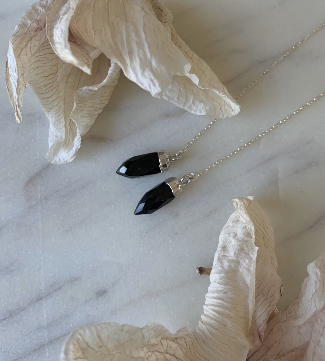 MerakiLotus's tweet photo. Black onyx threader earrings in shop! 🖤https://t.co/RWraVy7Oj3
#threaderearrings #festivaljewelry #bohostyle #coachella #accessories #protectyourenergy #earringsoftheday #crystaljewelry #energy #stayhomeandshop #StayHome #etsy #etsyjewelry #handmadegifts #treatyoself #reiki https://t.co/1IYueWL56q