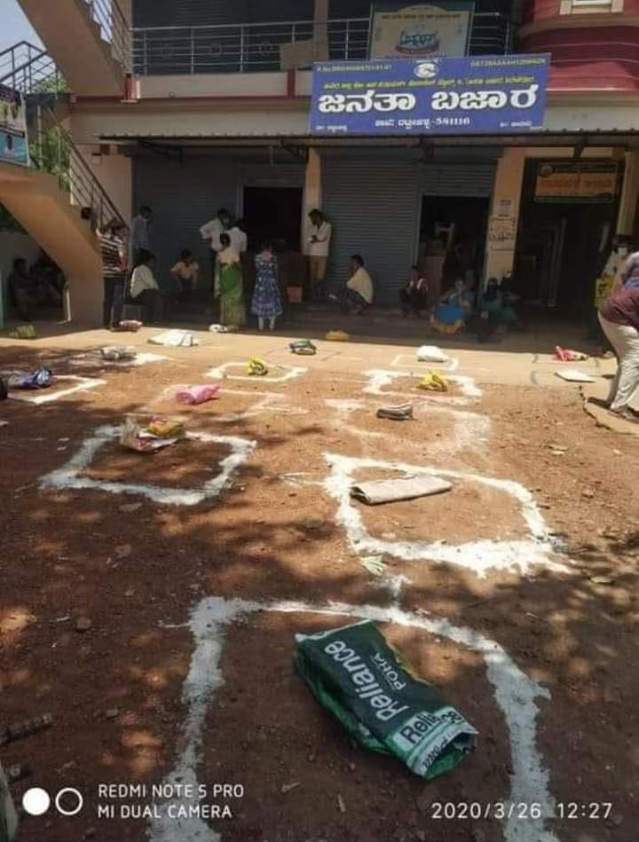 Justice_No_1's tweet photo. Social distancing #Indian style
#MrPix #CoViD19 #Lka https://t.co/hRGGjPKBCM