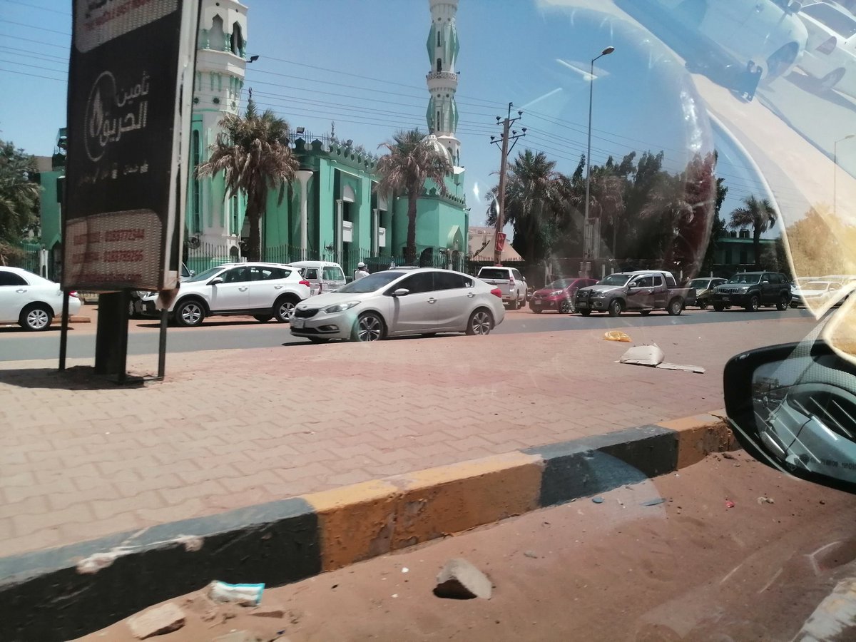 dido_sd20's tweet photo. برغم قرارات وزارتي الصحة والشؤون الدينية مئات المصلين يؤدون صلاة الجمعة داخل مسجد السيدة سنهوري الذي يعتبر من اضيق المساجد  ولا يسع حرمه لاكثر من ٣٠٠ مصلي....
طالما الوزارات بتصدر قرارات وم بتتابعها يبقا الكورونا حتبلنا وتعبكم رايح سااي 👇 https://t.co/d6yhALA33U