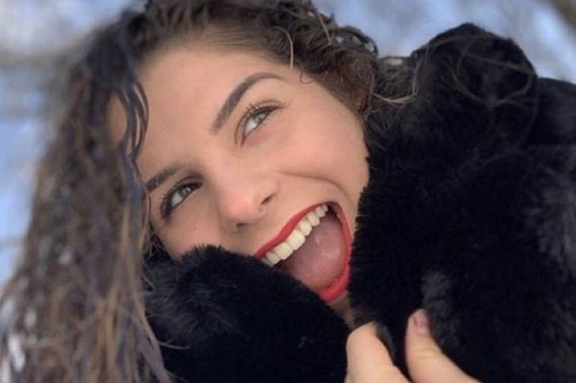 almuariza's tweet photo. Julie, 16 años. La persona más joven que muere en Francia por #coronavirus. No tenía patologías previas. Estaba sana. 
“Nadie es invencible” ha dicho su hermana; mensaje a los jóvenes que piensan que el virus no les puede afectar. https://t.co/wxGvE44act