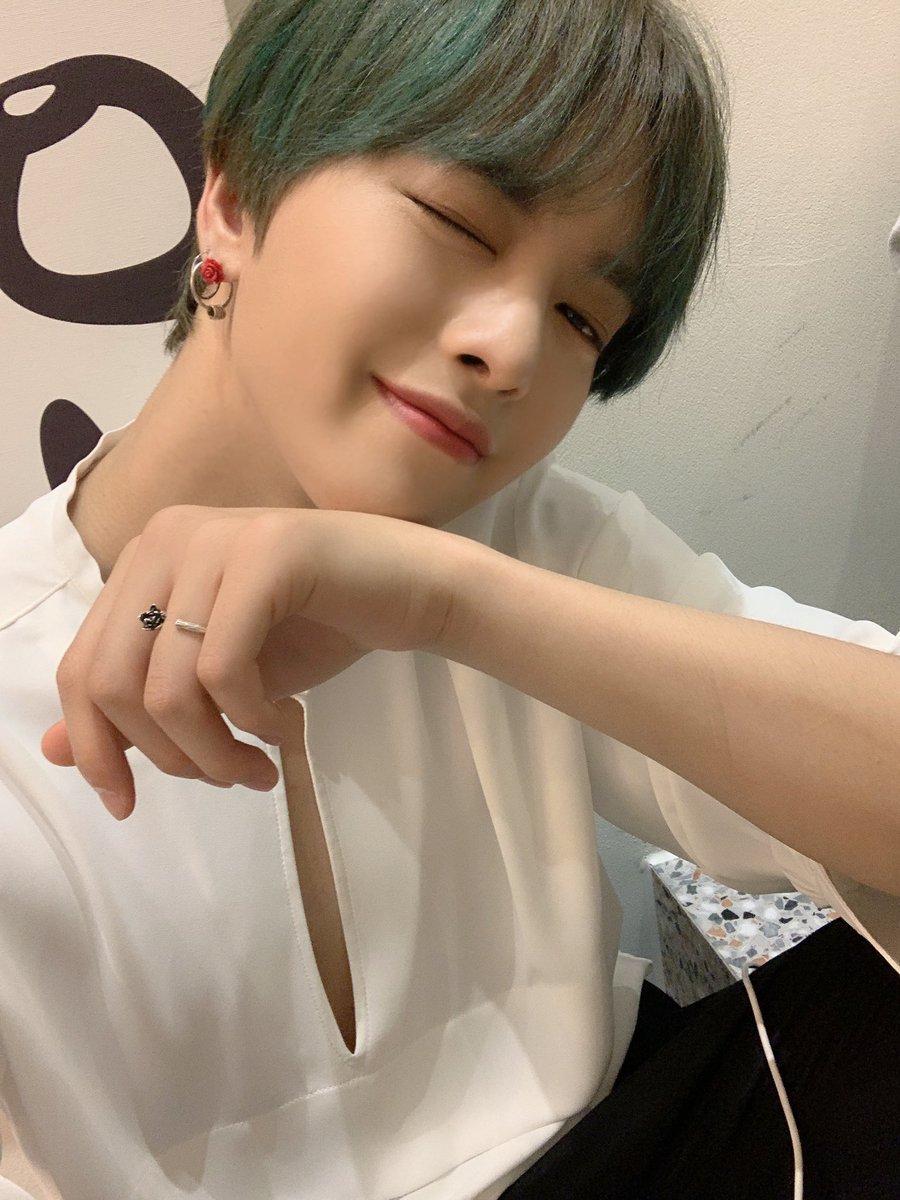 official_ONEUS's tweet photo. [#RAVN] 🔥🌹🌎🌙😈 투문 보고 싶다 https://t.co/e27TEmxXqw