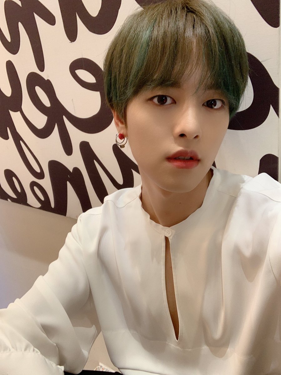 official_ONEUS's tweet photo. [#RAVN] 🔥🌹🌎🌙😈 투문 보고 싶다 https://t.co/e27TEmxXqw
