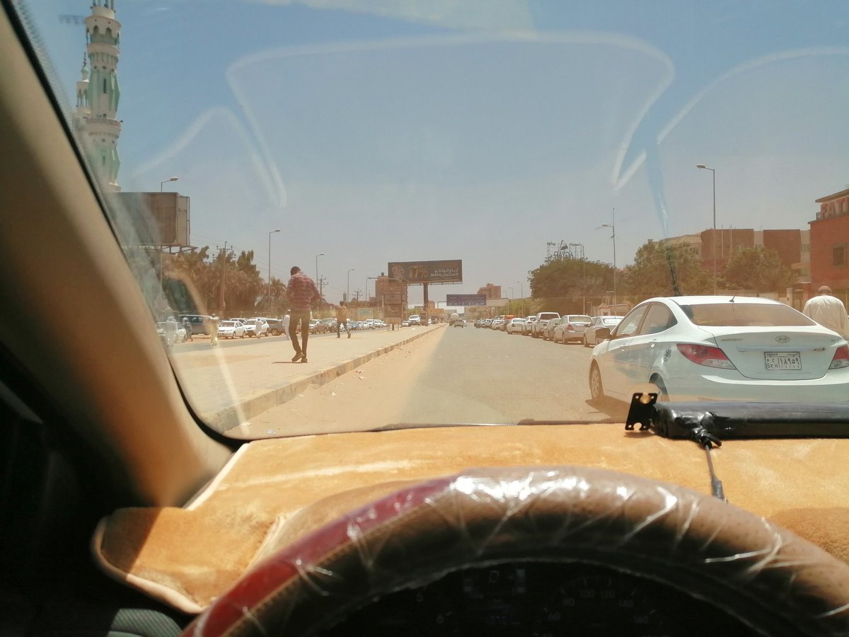 dido_sd20's tweet photo. برغم قرارات وزارتي الصحة والشؤون الدينية مئات المصلين يؤدون صلاة الجمعة داخل مسجد السيدة سنهوري الذي يعتبر من اضيق المساجد  ولا يسع حرمه لاكثر من ٣٠٠ مصلي....
طالما الوزارات بتصدر قرارات وم بتتابعها يبقا الكورونا حتبلنا وتعبكم رايح سااي 👇 https://t.co/d6yhALA33U