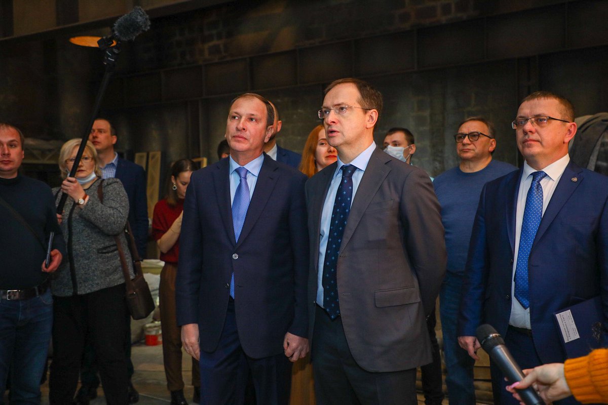 muzeypobedy's tweet photo. Директор Музея Победы @a_shkolnik_ познакомил Владимира Мединского @medinskiy_vr с новой экспозицией Музея Победы #ПодвигНарода. Она разместится на площади более 3 тысяч кв. м. и расскажет о вкладе в Победу тружеников тыла, деятелей науки и культуры, рядовых граждан страны. https://t.co/yNRSB60tiC