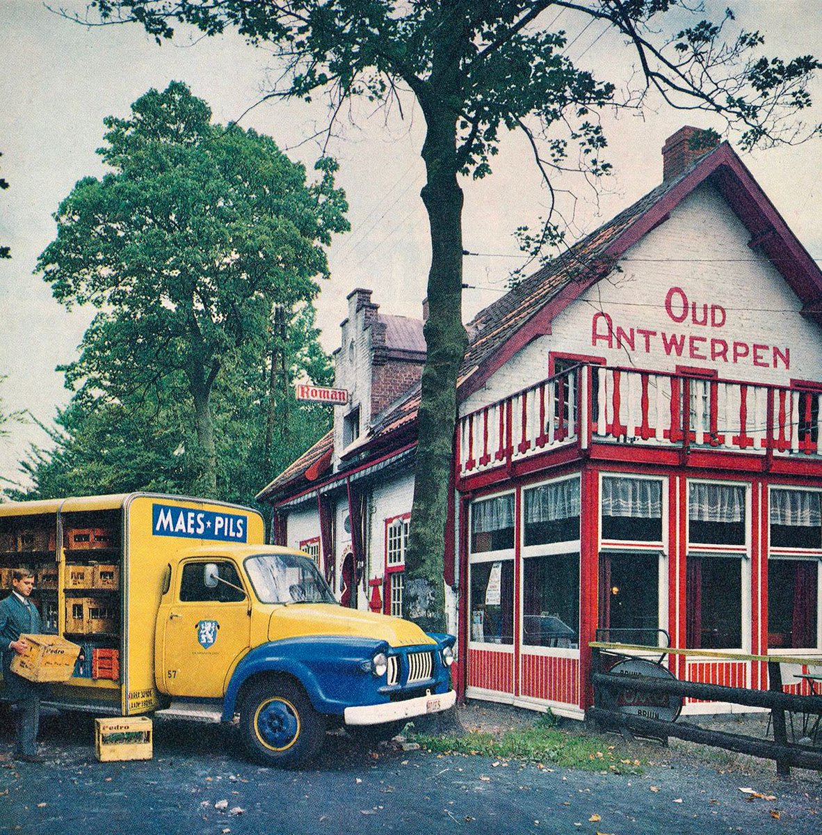 Brouwer levert aan restaurant "Oud Antwerpen". Brasschaat, 1970.