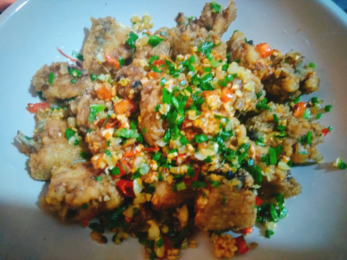 Taiyarak's tweet photo. @ShopeeTH เราขอนำเสนอเมนู ปีกไก่ทอดผัดพริกเกลือ อร่อยมากกกก เป็นเมนูที่ทำมาจากปีกไก่เหลือค้างตู้เย็นที่เริ่มมีกลิ่นแล้ว มาล้างกับน้ำส้มสายชูและเกลือเพื่อดับกลิ่น แล้วคลุกแป้งนำไปทอดแล้วมาผัดกับพริกกระเทียม ใส่เกลือปรุงรสชาติและต้นหอมเพิ่มสีสัน #ShopeeCookFromHome #ร่างกายต้องการของทอด https://t.co/id8KXyycHV