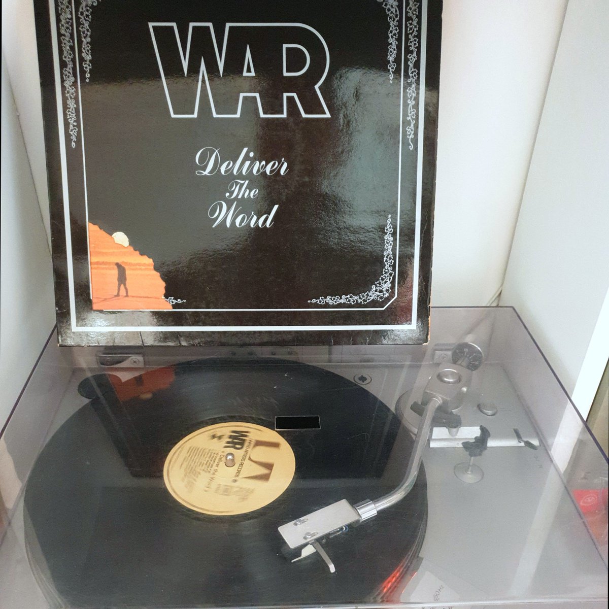 echard_jp's tweet photo. #workingfromhome #IStayAtHome β’ #recordplaying 'Deliver the Word' by War β’ #MusiCovid19 #curatorslife no #violin for once ;-) https://t.co/jbRyZHIqMK