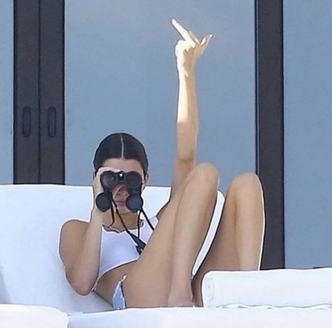 Joe_Sugg's tweet image. Me sat in my flat when I spot people still not doing social distancing outside..