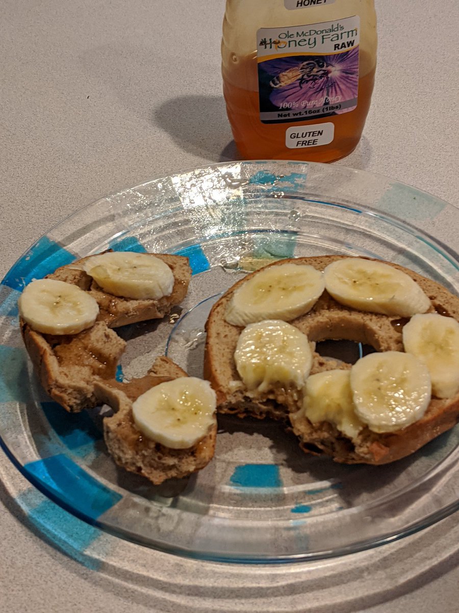 PetroffColleen's tweet photo. Thursday =snack 
Homemade chai, my favorite midday treat. My daughter made us  cinnamon raisin bagels, with bananas and honey. https://t.co/6slNM4psjG