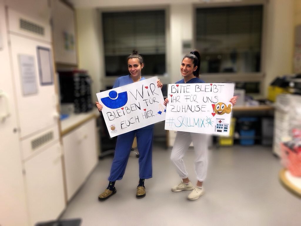 𝗪𝗶𝗿 𝗯𝗹𝗲𝗶𝗯𝗲𝗻 𝗳ü𝗿 𝗘𝘂𝗰𝗵 𝗵𝗶𝗲𝗿 - 𝗯𝗹𝗲𝗶𝗯𝘁 𝗜𝗵𝗿 𝗳ü𝗿 𝘂𝗻𝘀 𝘇𝘂 𝗛𝗮𝘂𝘀𝗲! Ein großes Dankeschön an unsere zwei Mitarbeiterinnen, die uns dieses tolle Foto haben zukommen lassen. Wir sind stolz auf Euch alle!👏🏼🤍 #wirbleibenzuhause #wirbleibenfüreuchda