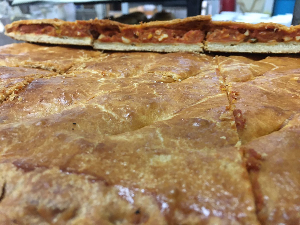 PanaJoseMaria's tweet image. Un trozo de coca de tomate os recomendamos hoy 👌🏼😋 #felizviernes