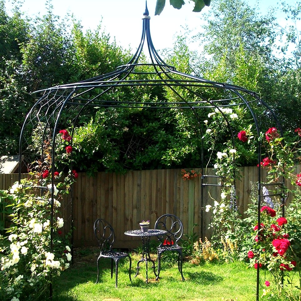A Gazebo can give a real sense of occasion for entertaining, planted with scented climbers or decorated with lights on a Summer evening 🌅

#AgriframesStyle - 

soo.nr/upfs