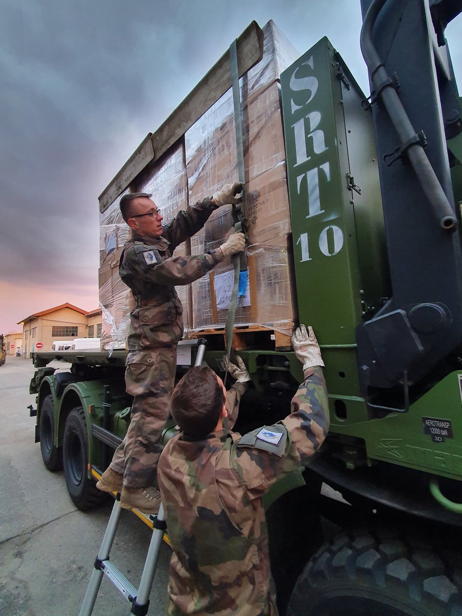 7RMATofficiel's tweet image. Le 7e RMAT participe à l’effort national de lutte contre le Coronavirus en renforçant le RMED dans une mission de récupération et de transport de masques de protection. 

Les 4 PPLOG du régiment ont transporté des masques dans des centres de stockage dédiés de la région ARA.