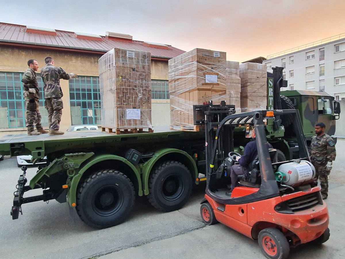 7RMATofficiel's tweet image. Le 7e RMAT participe à l’effort national de lutte contre le Coronavirus en renforçant le RMED dans une mission de récupération et de transport de masques de protection. 

Les 4 PPLOG du régiment ont transporté des masques dans des centres de stockage dédiés de la région ARA.