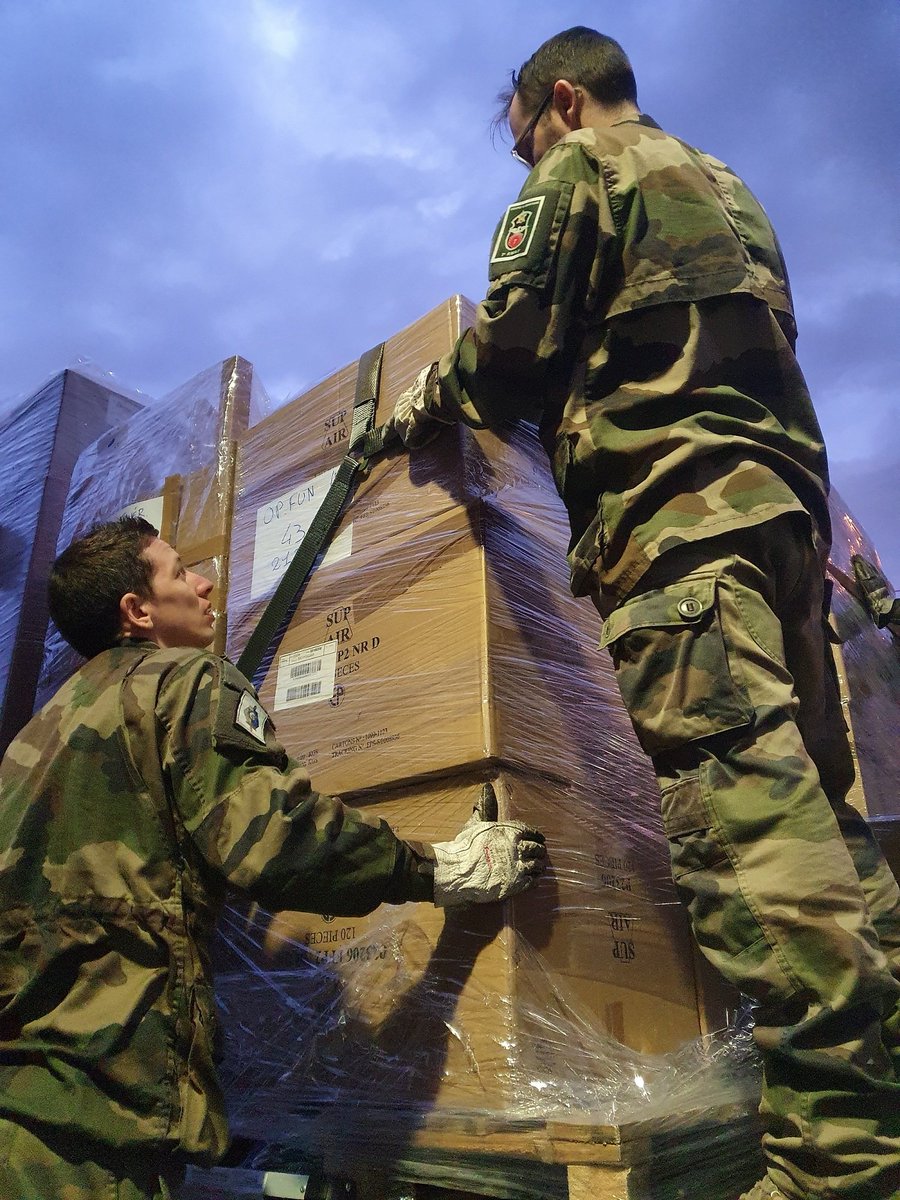 7RMATofficiel's tweet image. Le 7e RMAT participe à l’effort national de lutte contre le Coronavirus en renforçant le RMED dans une mission de récupération et de transport de masques de protection. 

Les 4 PPLOG du régiment ont transporté des masques dans des centres de stockage dédiés de la région ARA.