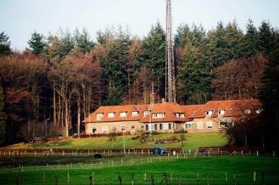 raadapeldoorn's tweet photo. De gemeenteraad vindt het belangrijk om te horen wat de gevolgen van de sluiting van De Hoenderloo Groep voor jou zijn en wat er leeft. Je kunt daarom tot 22 april je reactie/filmpje sturen naar DHG@apeldoorn.nl. Alle informatie over DHG is hier te vinden: https://t.co/Kfz2PaXRg5 https://t.co/wpG5AsqUqJ
