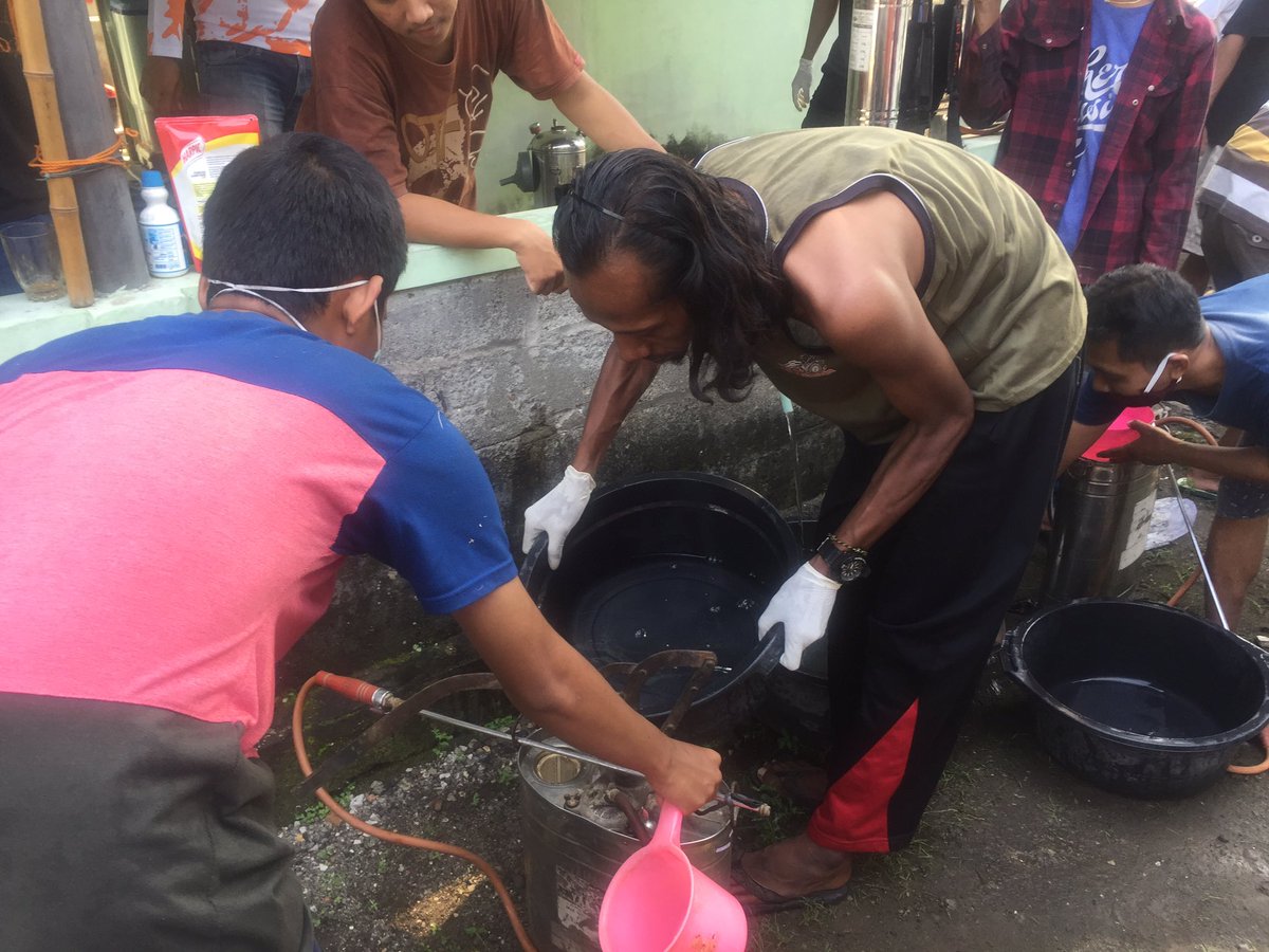 officialtheland's tweet photo. Saiyeg Saeka Praya (bebarengan mrantasi gawe / bekerja dengan gotong royong). 💪 💪 #covid19 #coronavirus #stayathome #thelandpeduli (1/2) https://t.co/z4rQisnrsN