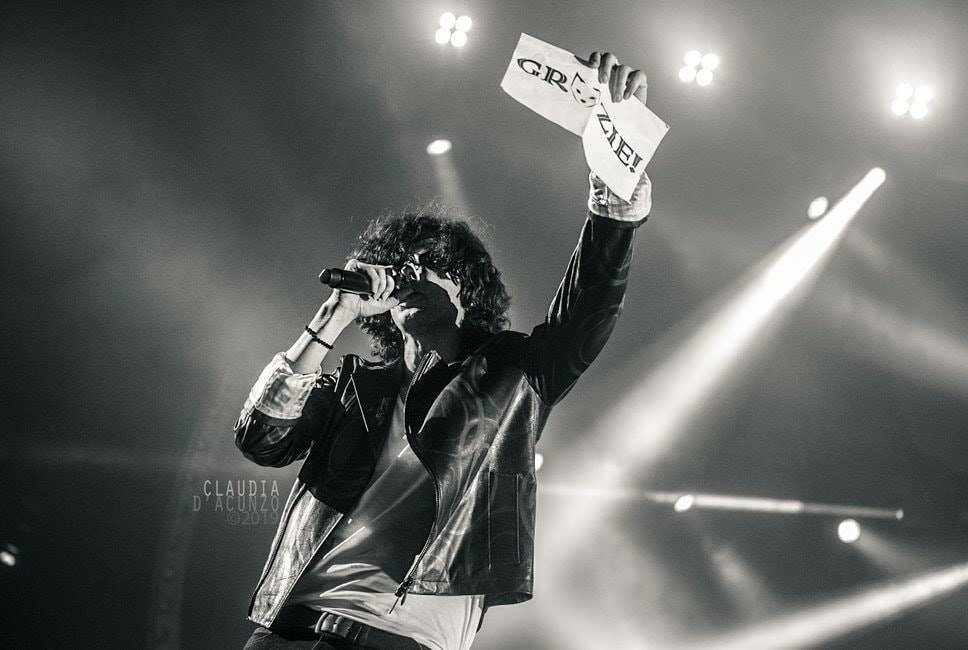 Annasmile78's tweet photo. Si un bel casino @daunasolaparte è quel casino che lui lascia tutte le volte che si fa vedere. Ermal torna a mettere in disordine i nostri cuori. Ti vogliamo bene #ErmalMeta @MottolaIvana @DebbyP94341930 @paola_solimene @MoniaMalerba    @NikiLeccese @CristinaSilvi3 @Titty863 https://t.co/Y2CM20bA2E