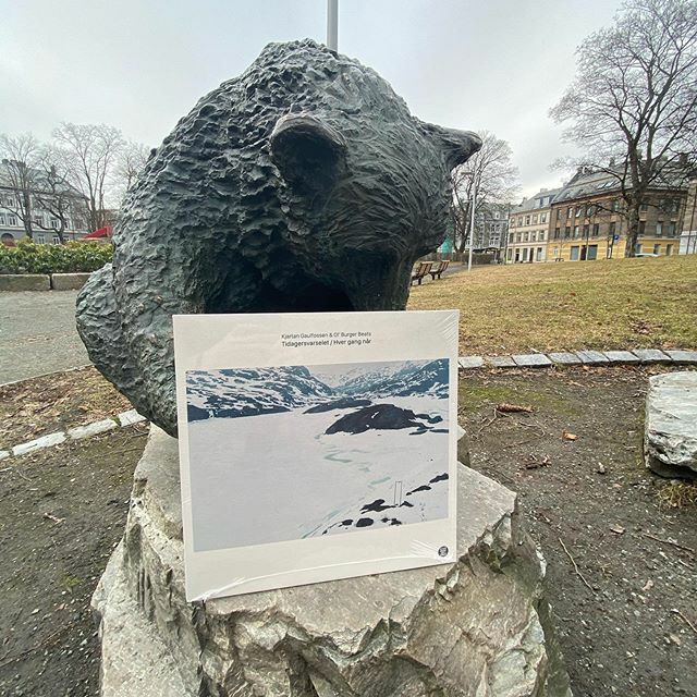 Ute i dag!

Klarer du å se hvor dette er? Eller er det en tilfeldig forbipasserende som kan føle seg som en vinner i dag? Skiva er tilgjengelig på internett og som vinyl i dag #olburgerbeats #gaulfossen #stundom ift.tt/2ye4uhl