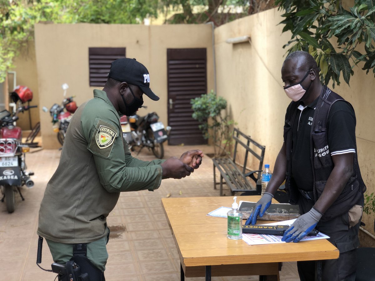 Au même titre que l’eau🚿 et le savon🧼, on peut utiliser un gel hydro-alcoolique que l’on veillera à bien étaler sur l’ensemble de la surface des mains pour avoir les mains propres.
#NigerTelecoms #gestesbarrieres #Niger #sensibilisation #prevention #StopCoronaVirus