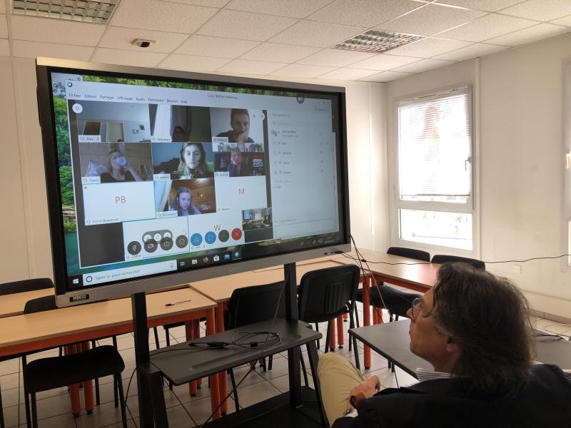 fandvl's tweet photo. Une installation de la société Index qui permet la continuité des cours dans l'enseignement supérieur malgré le confinement.
Ce produit vous intéresse ? En savoir plus sur :
https://t.co/uJA8Aot0MQ
#coronavirus#confinement #covid19 #formation 
#simplytab #visioconference https://t.co/yUcgzWTl1z