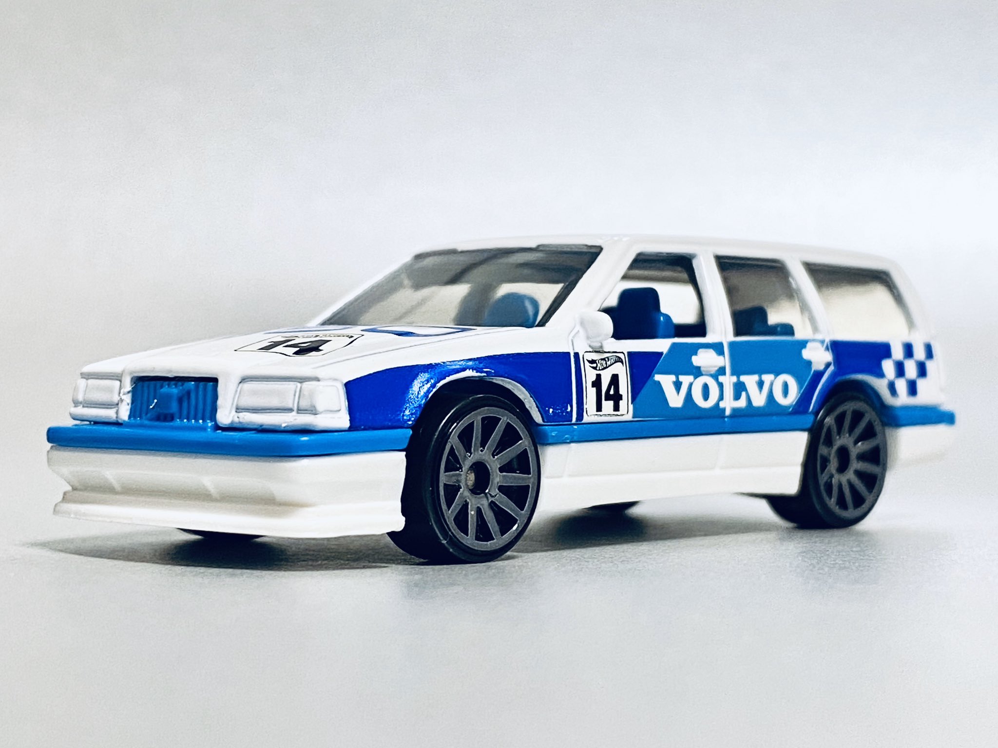 フォンティエ Volvo 850 Estate ようやく手に入った今月の新車 1992年に登場したボルボ初のff車 Btccレースカー風のカラーリングですがリアシートやサンルーフがあり 造形はロードカー 当時 色々な意味で話題になったオッサン世代には懐かしい車