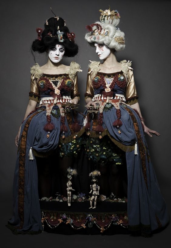 Este #DíaMundialDelTeatro no podremos asistir a una representación en vivo pero ¿qué tal si leemos en voz alta alguno de nuestros actos favoritos para llevar el teatro a casa? #FelizFinde #FelizViernesAtodos #QuedateEnCasa  
magazine.mondobelo.com/teatro/
Imagen: TheLittleTheatreOfDolls