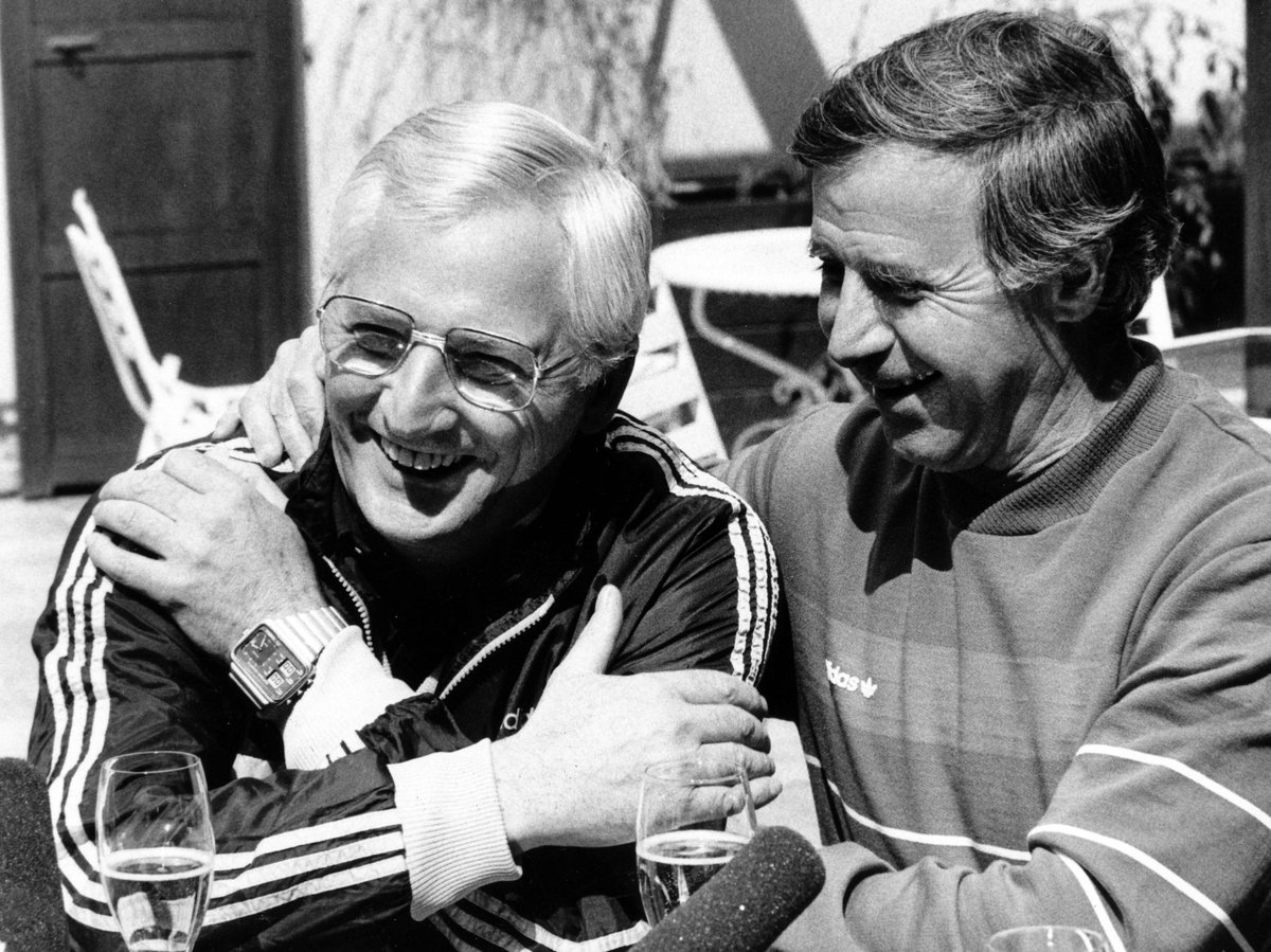 fifaworldcup_fr's tweet photo. Sourions ensemble!😃
"Un jour, un sourire"
Jour 12
L'inoubliable Michel Hidalgo, disparu hier, a mené l'@equipedefrance 🇫🇷 en demi-finale de la #CM1982, tragiquement perdue contre l'Allemagne🇩🇪 de Jupp Derwall...
En 1984, retrouvailles joyeuses entre les 2 entraîneurs😃 https://t.co/O7OkoF1Y22
