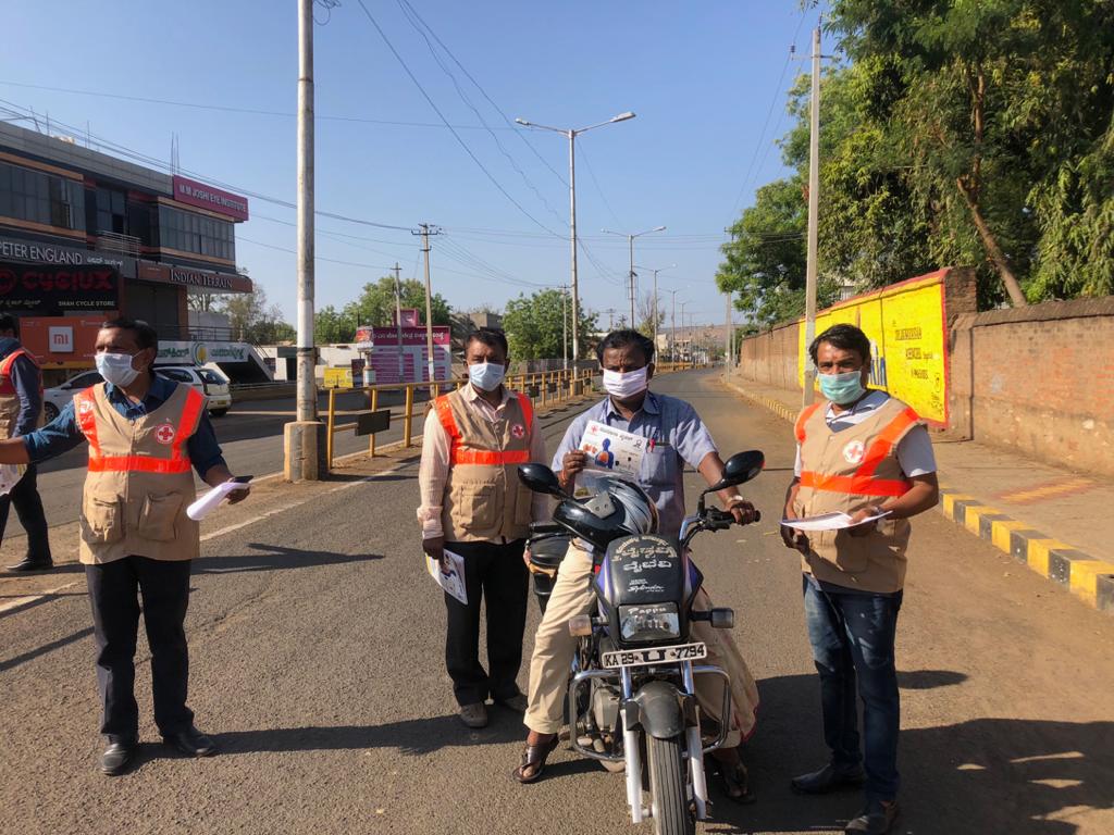 LBagalkote's tweet photo. Today labour department staff and president of red cross society created awareness regarding Corona virus (Covid-19) at Bagalkote @LabourGovt @LabourDeptGOK @Karmika_Sahaya @DlcRegion @LabourBelgaum https://t.co/7DtLFi5z3j