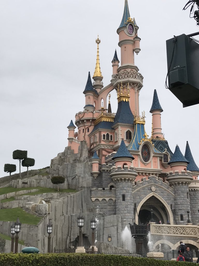 Eva35P's tweet image. April 2018. Onze reis voor dit jaar helaas moeten annuleren 😞 #DisneylandParis #memories