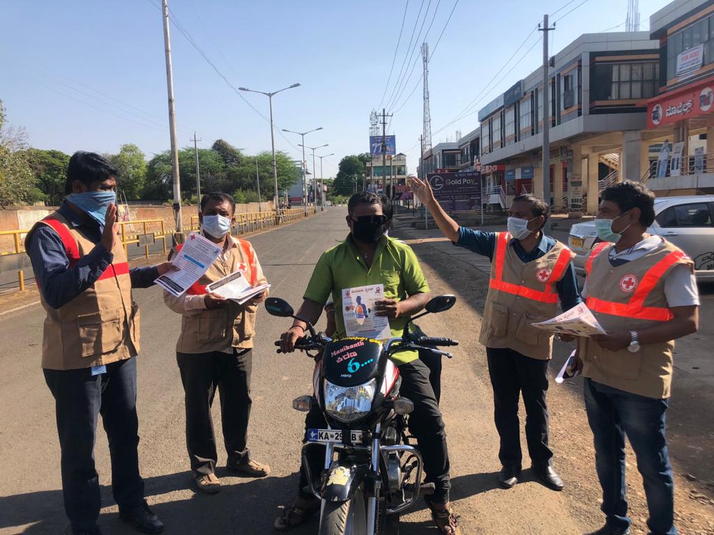 LBagalkote's tweet photo. Today labour department staff and president of red cross society created awareness regarding Corona virus (Covid-19) at Bagalkote @LabourGovt @LabourDeptGOK @Karmika_Sahaya @DlcRegion @LabourBelgaum https://t.co/7DtLFi5z3j